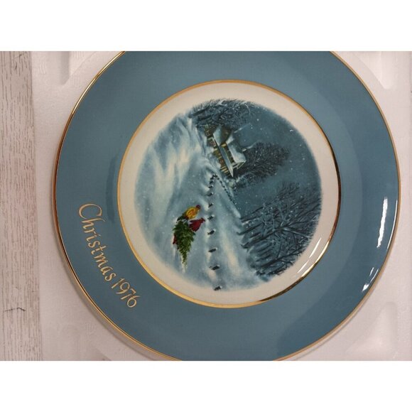 Vintage Avon Wedgewood Christmas 1976 Collector Plate Bring Home The Tree - Picture 4 of 7